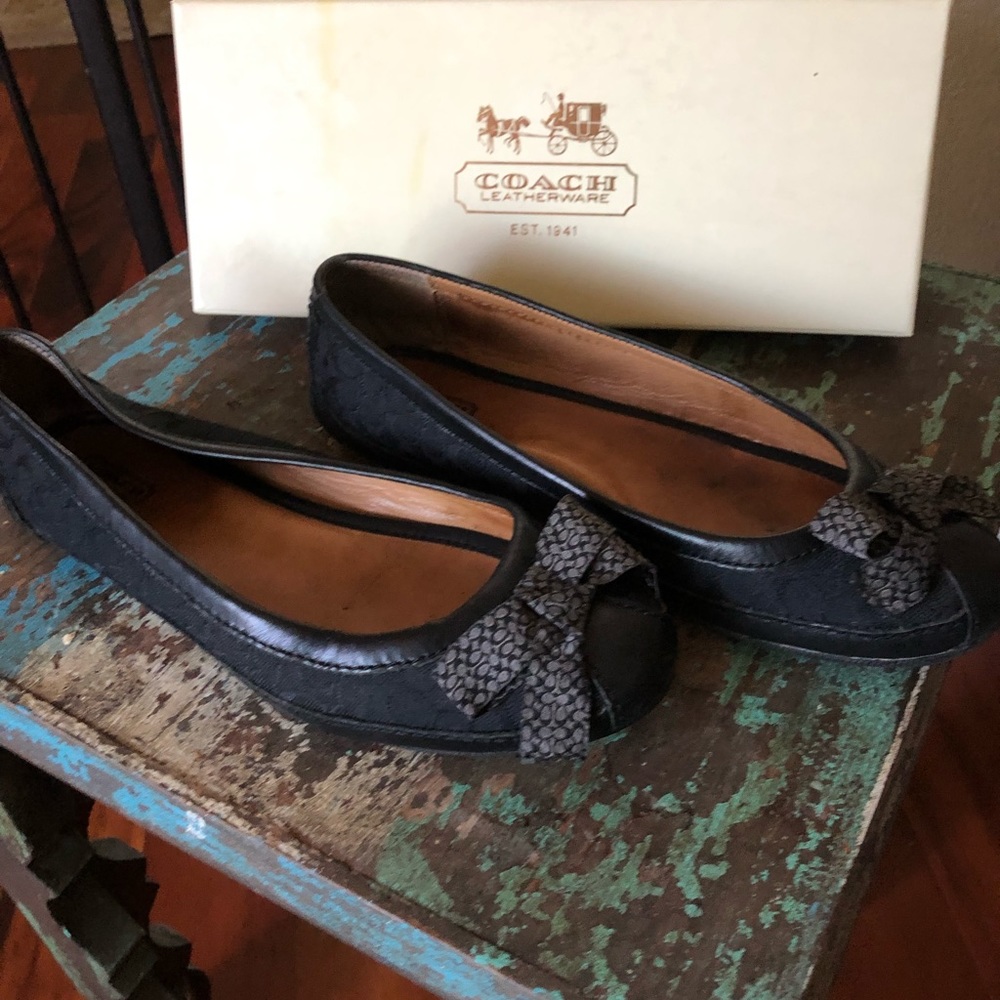 Black coach flats with Bow